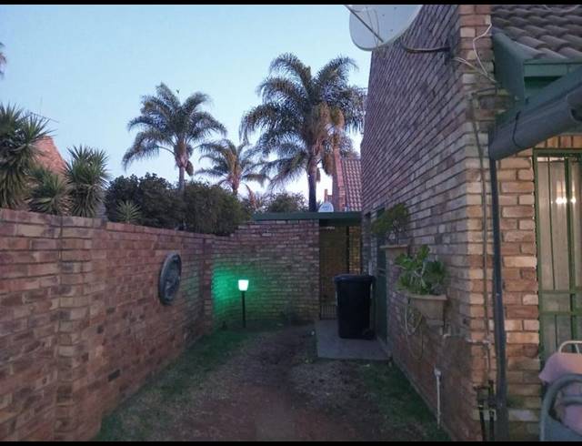 2 BEDROOM TOWNHOUSE FOR SALE IN SILVERTON